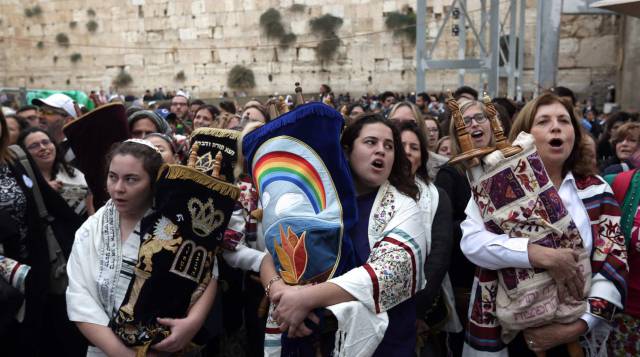 Mujeres judías con la Torá.