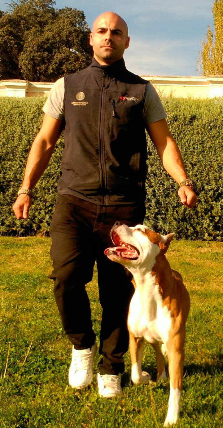 Marcos y su perro Karballido Staff Zizou.