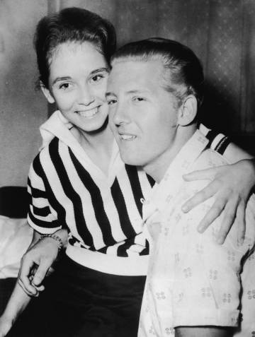 Jerry Lee se casó con su prima Myra, de 13 años (en la foto los dos en 1958). Cuando se descubrió, los medios y el público le repudiaron. Hasta la fecha, el cantante se ha casado siete veces. Jerry Lee se casó con su prima Myra, de 13 años (en la foto los dos en 1958). Cuando se descubrió, los medios y el público le repudiaron. Hasta la fecha, el cantante se ha casado siete veces.