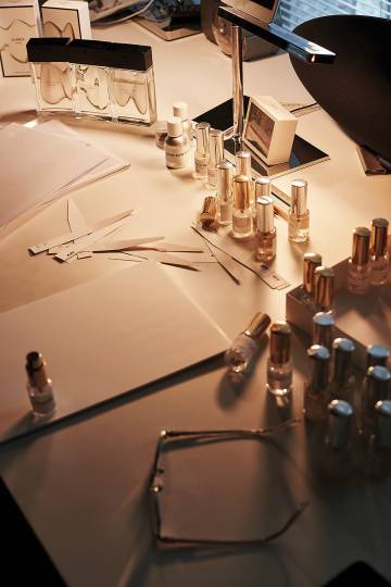 La colección de fragancias Starck Paris . Junto a los tres frascos rectangulares, algunas de las infinitas esencias que los perfumistas propusieron al francés.
