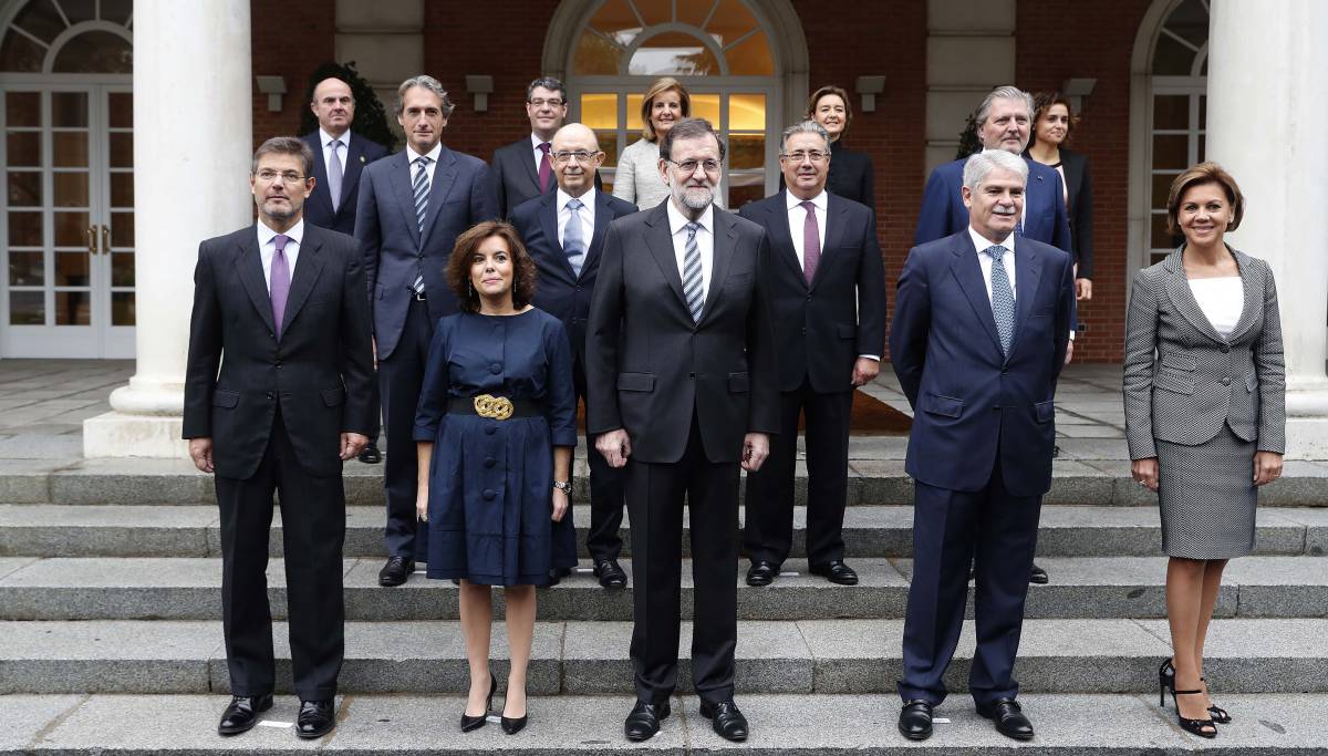 Rajoy y los miembros de su nuevo Gobierno, en La Moncloa.