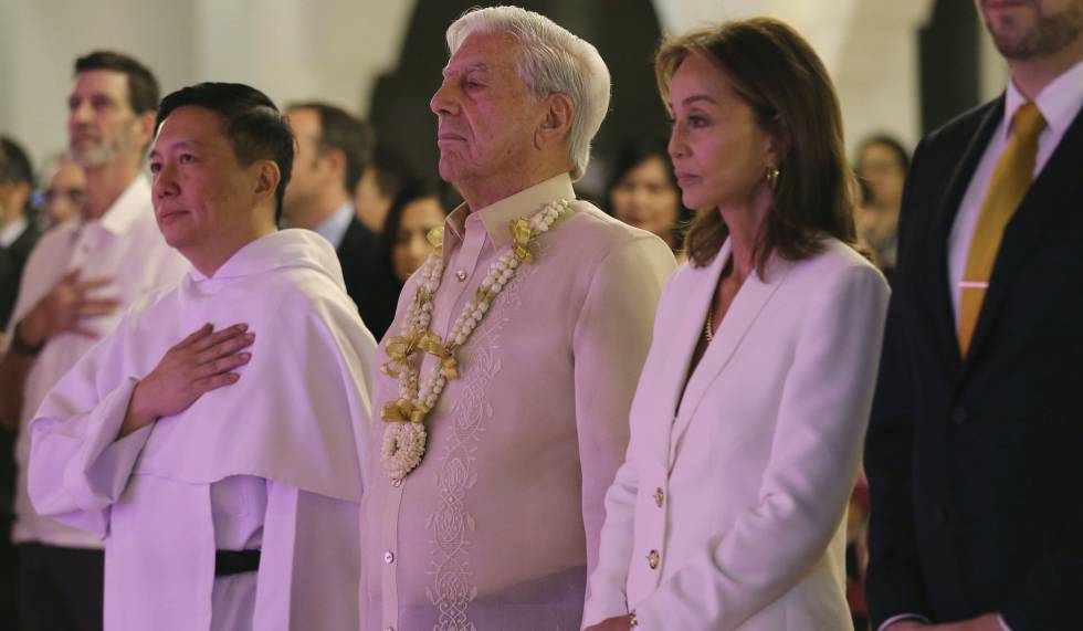 Vargas Llosa e Isabel Preysler, en la Universidad de Santo Tomás.