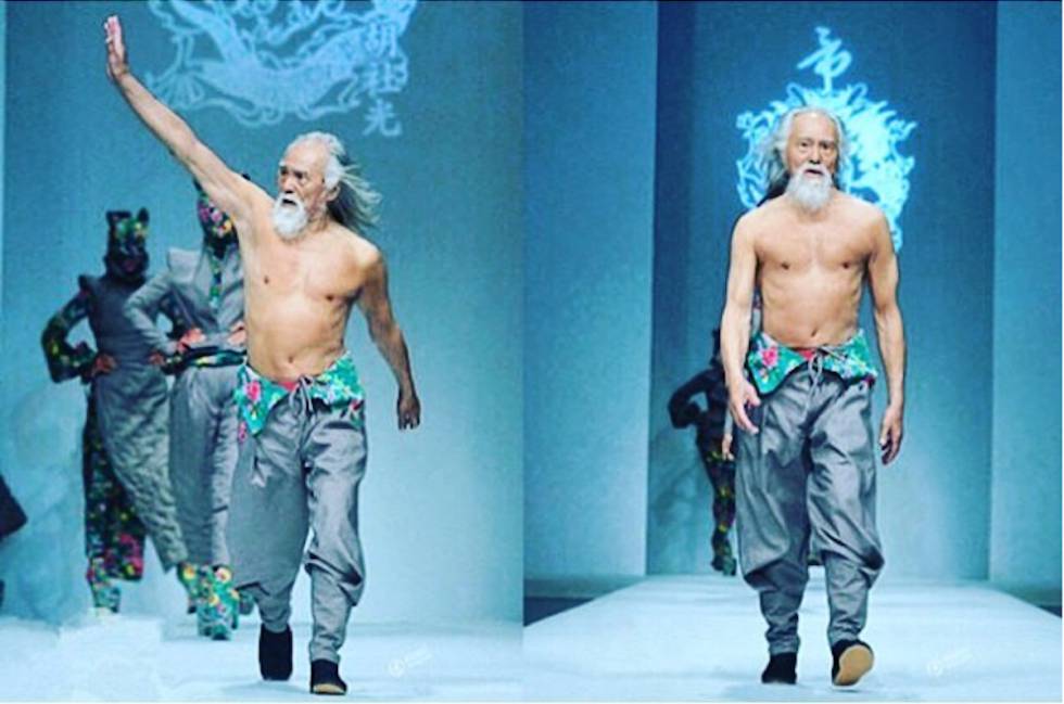 Deshun Wang, de 80 años, desfilando en la Semana de la Moda de China.