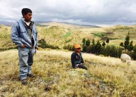 Indígenas peruanos sofocados por el polvo