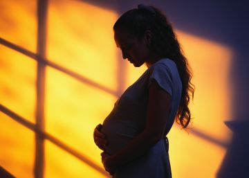Una adolescente embarazada, en penumbra. 