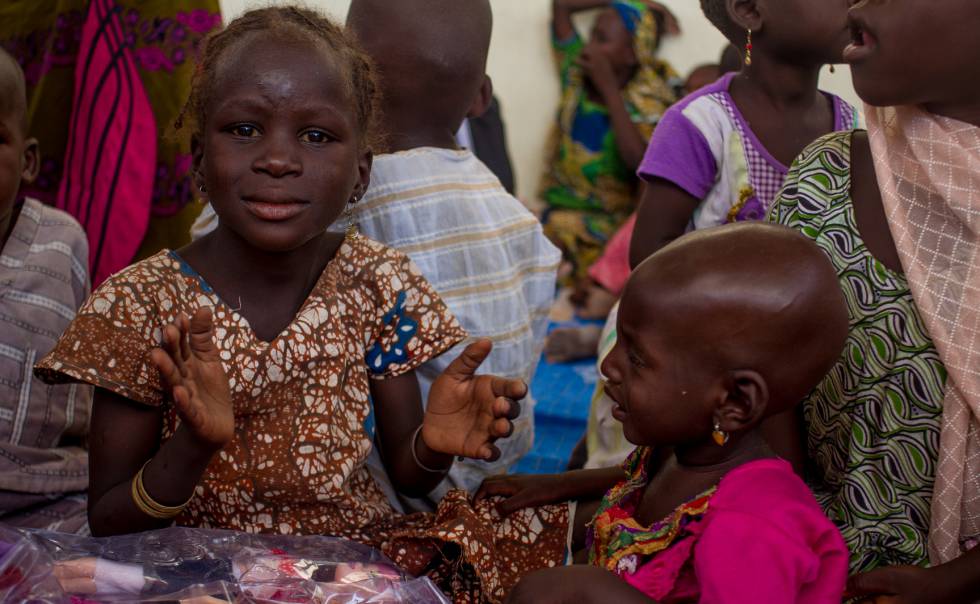 Meninas cantam e batem palmas num centro de acolhida de Kitchandji, no Níger, em outubro de 2016.