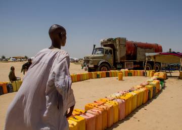 Camiones que calman la sed en Níger