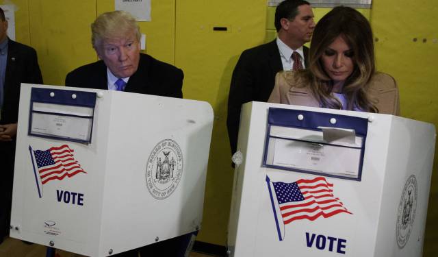 Donald y Melania Trump votan en Nueva York.