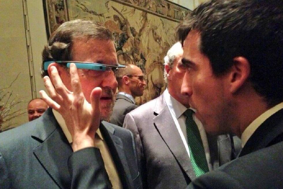 Bruno Sánchez-Andrade coloca las Google Glass a Rajoy, en 2014. Bruno Sánchez-Andrade coloca las Google Glass a Rajoy, en 2014.