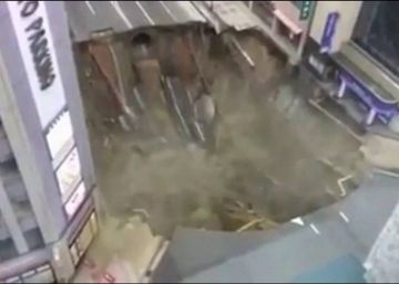 Un socavón engulle una carretera en Japón