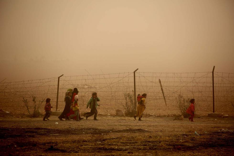 Niños sirios juegan en un campamento durante una tormenta de arena, en Ain Issa (Siria). Niños sirios juegan en un campamento durante una tormenta de arena, en Ain Issa (Siria).