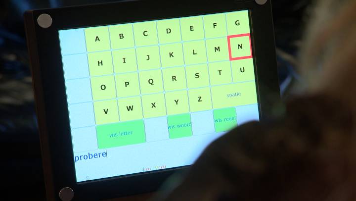 La paciente controla el teclado pensando en mover los dedos de su mano derecha La paciente controla el teclado pensando en mover los dedos de su mano derecha