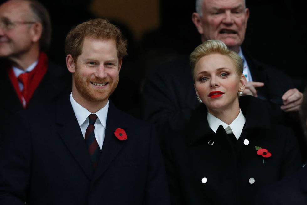 El príncipe Enrique y Charlene de Mónaco en el partido de rugby de Inglaterra contra Sudáfrica el pasado sábado.