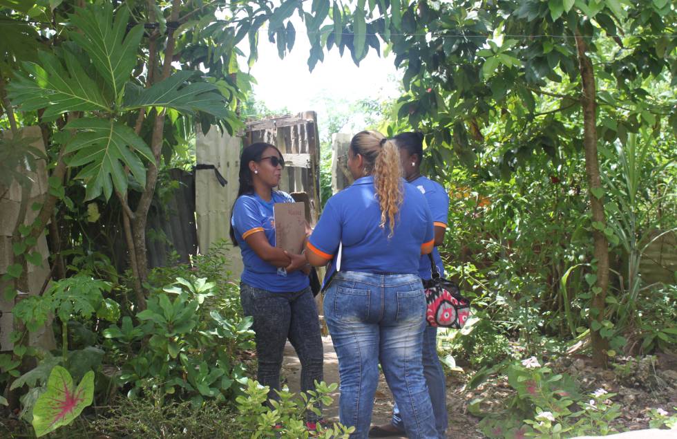 Tres animadores charlan antes de hacer una visita.