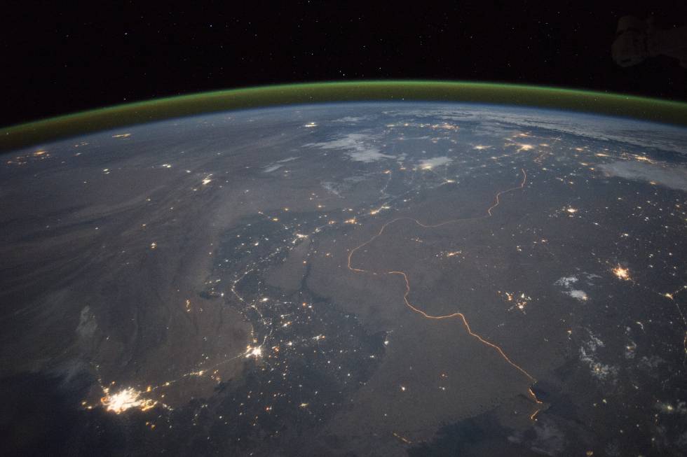 Imagen tomada por un astronauta a bordo de la Estación Espacial Internacional. La banda de color verde sobre el horizonte es el resplandor atmosférico.