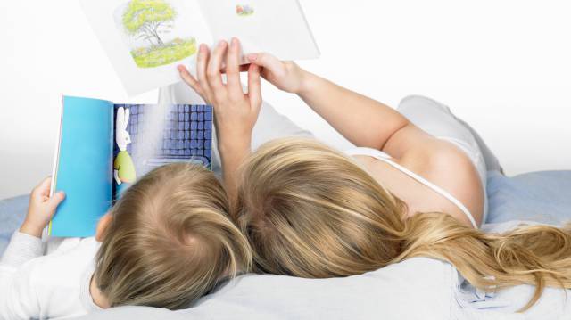 Madre imagina una historia con su hijo.