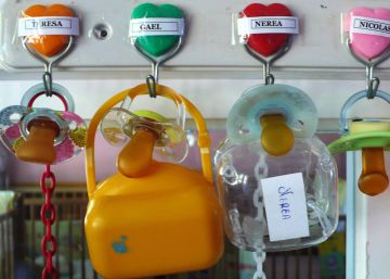 Chupetes identificados con los nombres de cada ni&ntilde;o en una Escuela Infantil. 