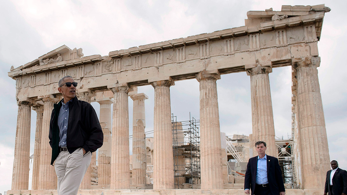 Obama camina entre los Propileos en la Acrópolis de Atenas.