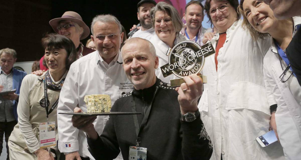 Gunnar Waagen, productor del queso Kraftkar, recoge en San Sebastián el premio al mejor queso del mundo. Gunnar Waagen, productor del queso Kraftkar, recoge en San Sebastián el premio al mejor queso del mundo.
