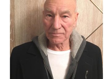 El actor Patrick Stewart con un imperdible. El actor Patrick Stewart con un imperdible.