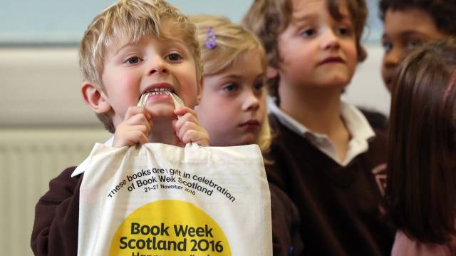 Un ni&ntilde;o disfruta con sus libros. 