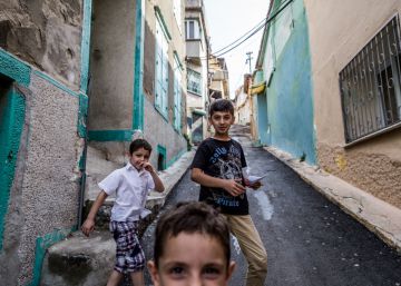 Um único bairro turco acolhe 300.000 refugiados sírios Um único bairro turco acolhe 300.000 refugiados sírios