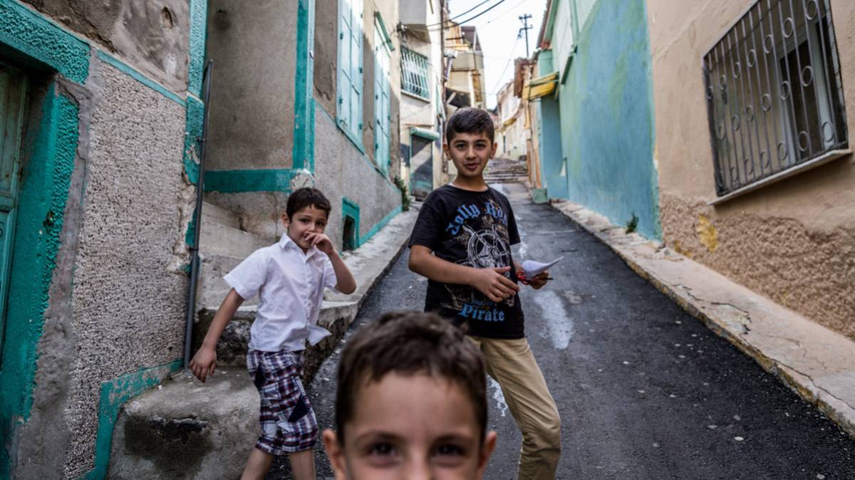 Niños kurdos jugando en la parte alta de Basmane.