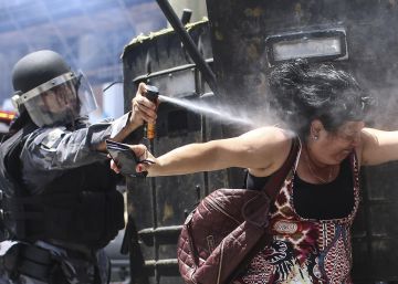 -FOTODELDIA- BRA021. R&Iacute;O DE JANEIRO (BRASIL), 16112016.- Un polic&iacute;a brasile&ntilde;o roc&iacute;a con gas a una manifestante durante una protesta contra el paquete de medidas del Gobierno contra los funcionarios p&uacute;blicos del estado de R&iacute;o de Janeiro hoy, mi&eacute;rcoles 16 de noviembre 2016, afuera de la Asamblea Legislativa, en la ciudad de R&iacute;o de Janeiro (Brasil). EFEAntonio Lacerda