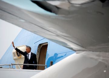 El presidente estadounidense Barack Obama sube a su avi&oacute;n privado.