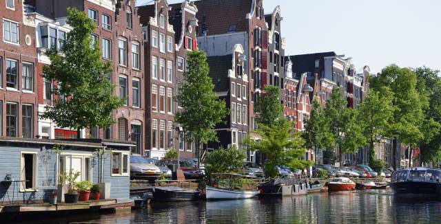 Casas en Ámsterdam junto a un canal.