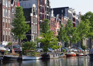 Casas em Amsterdã junto a um canal.