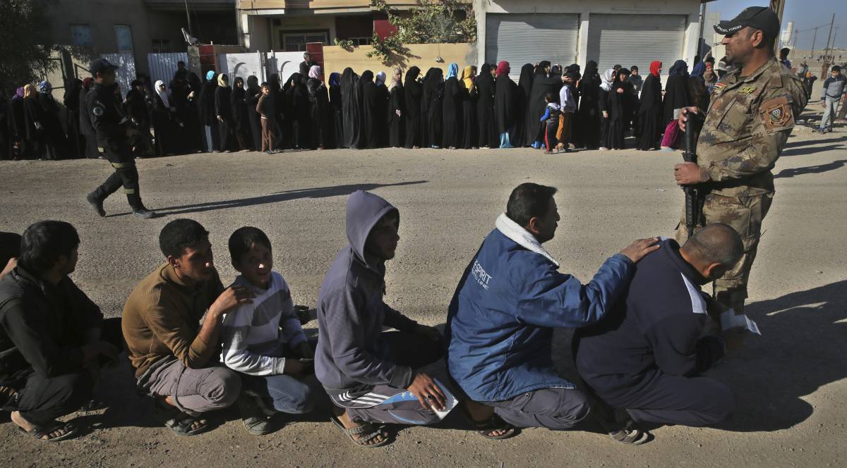 Iraquíes esperan para recibir víveres en Mosul el pasado sábado.