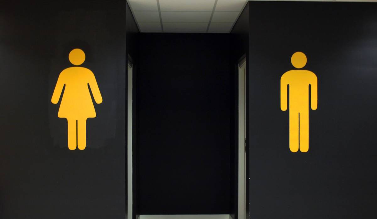 Por qué Bill Gates está investigando el olor de los baños públicos