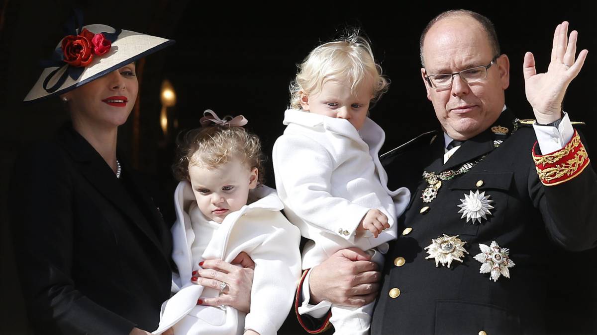 MON. Monaco (Monaco), 19112016.- Monaco's Prince Albert II (R) and his wife, Princess Charlene (L) attend with their baby twins Princess Gabriella (2-L) and Prince Jacques (2-R) the Army Parade, as part of the official ceremonies for the Monaco National Day in Monte Carlo, Monaco, 19 November 2016. EFEEPASEBASTIEN NOGIER