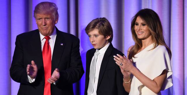 Donald, Melania y Barron Trump la noche del triunfo electoral.