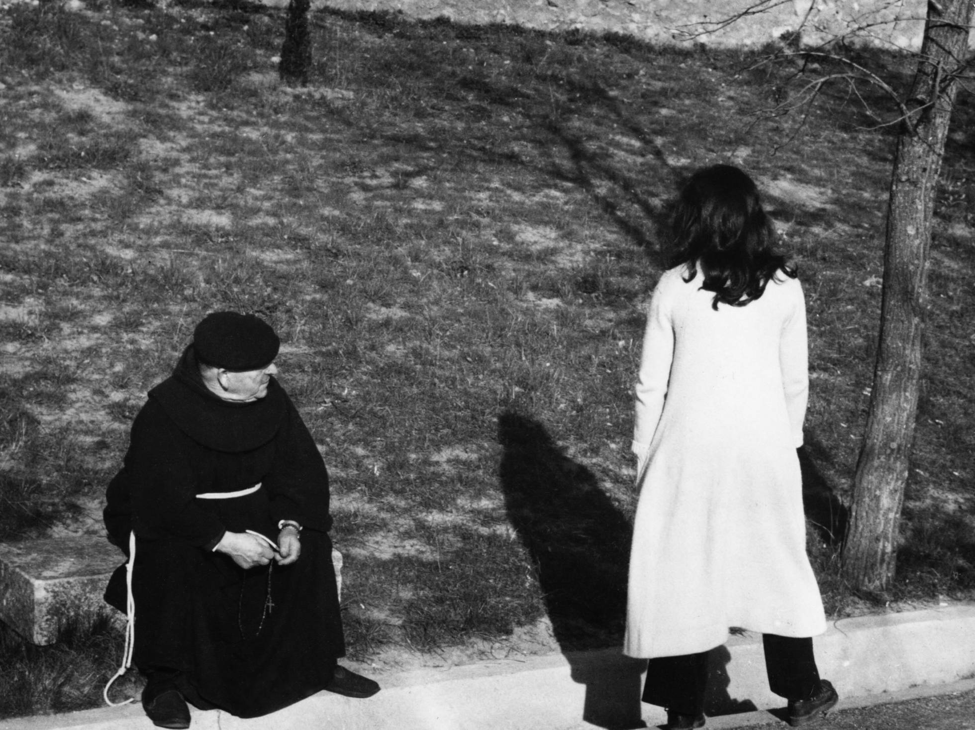 Teresa Plaza junto a un cura Teresa Plaza junto a un cura