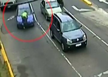 Una mujer arrolla con el coche a un policía y le arrastra colgado del capó