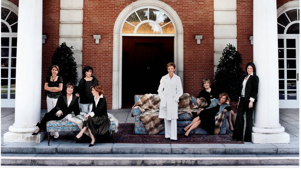 Las ministras del Gobierno de José Luis Rodríguez Zapatero, posan ante el palacio de la Moncloa como modelos, para la revista 'Vogue España' en 2004. De izquierda a derecha: Magdalena Álvarez, ministra de Fomento; Cristina Narbona, Medio Ambiente; Carmen Calvo, Cultura; Elena Espinosa, Agricultura; María Teresa Fernández de la Vega, Vicepresidenta Primera y Portavoz del Gobierno; María Jesús San Segundo, Educación; Elena Salgado, Sanidad y María Antonia Trujillo, Vivienda.