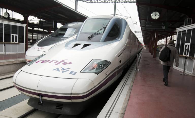Tren AVE estacionado en la estación de Chamartín, Madrid. Tren AVE estacionado en la estación de Chamartín, Madrid.