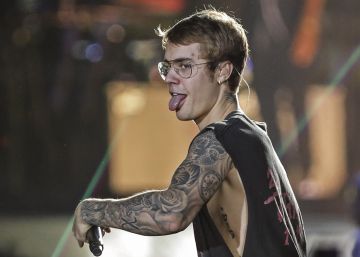 Justin Bieber da un puñetazo a un fan que metió el brazo dentro de su coche