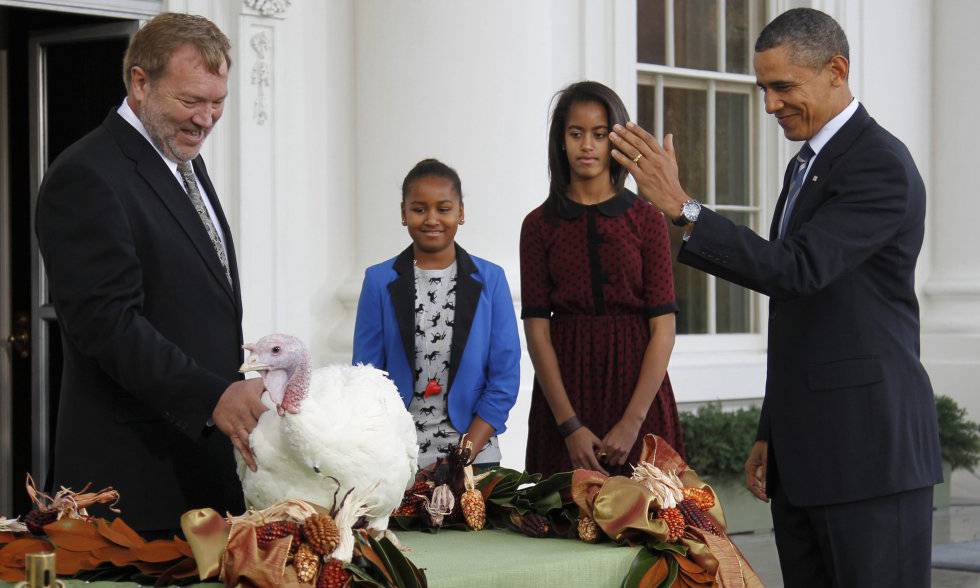 El presidente Obama perdona al pavo llamado 'Liberty', en el pórtico norte de la Casa Blanca en 2011.