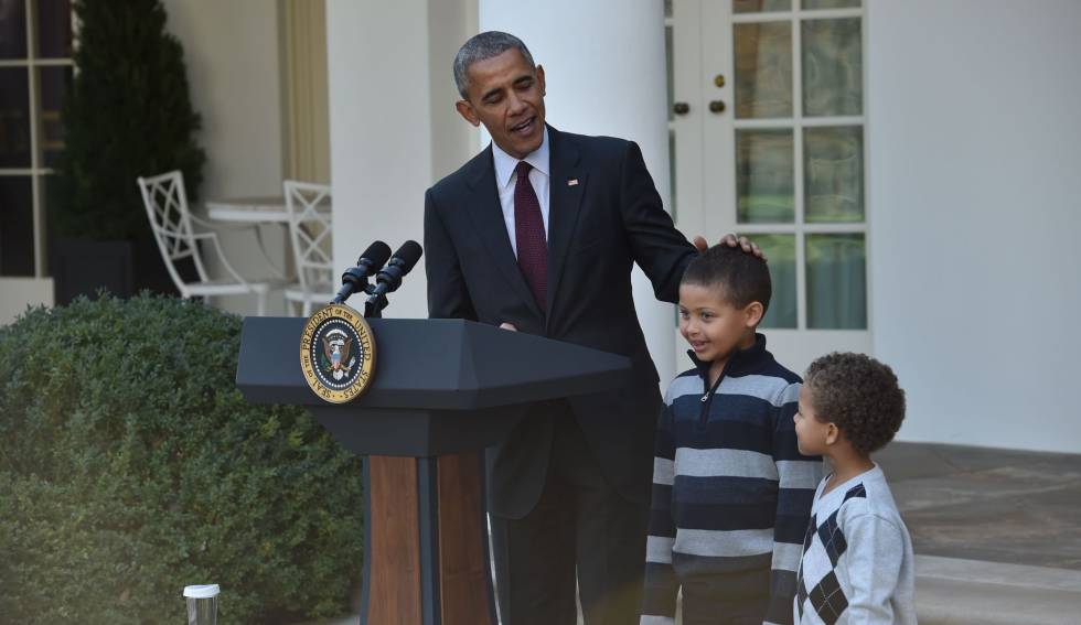 Barack Obama, con sus sobrinos, Austin y Erin, antes de la ceremonia del indulto del pavo este miércoles en la Casa Blanca.
