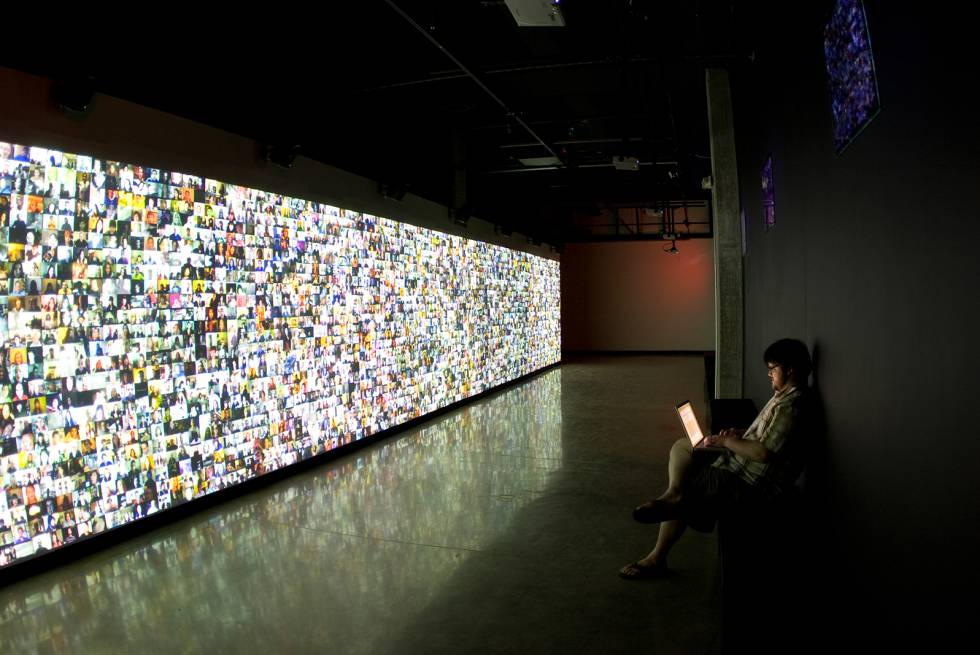 "Hello World", instalación de Christopher Baker para la exposición "Big Bang Data", en Barcelona "Hello World", instalación de Christopher Baker para la exposición "Big Bang Data", en Barcelona