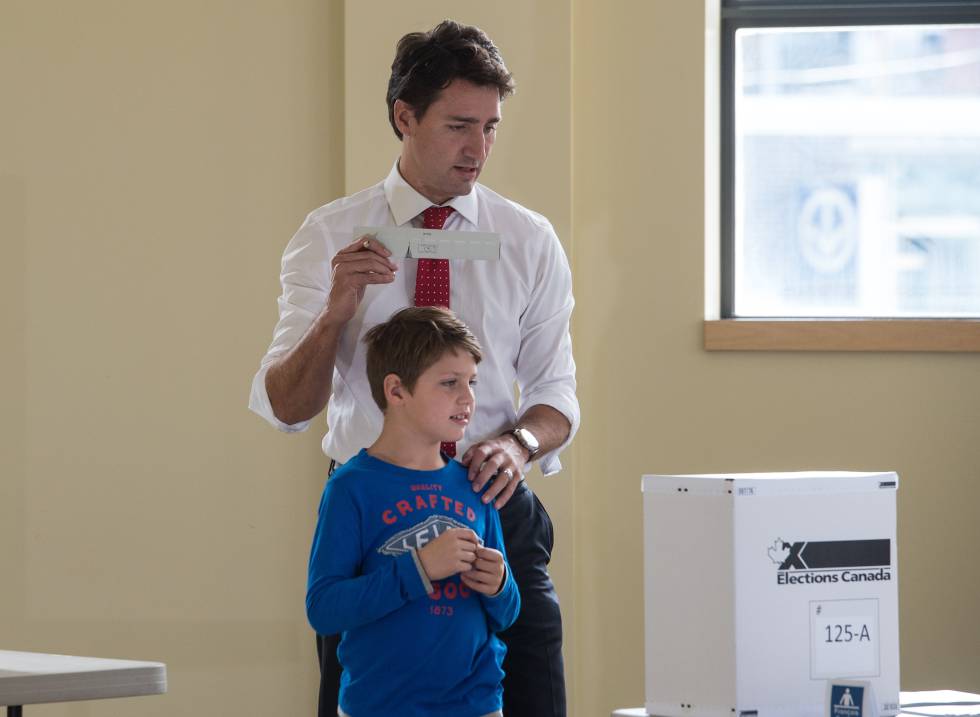 Justin Trudeau, primer ministro de Canadá, con su hijo.
