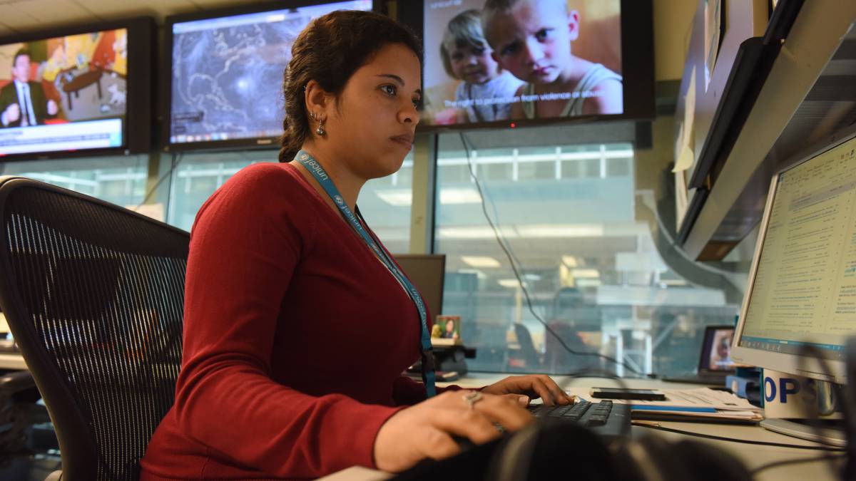 La oficial de emergencias Bia Albernaz monitorea las crisis humanitarias emergentes y existentes en el Centro de Operaciones de Unicef en Nueva York. La oficial de emergencias Bia Albernaz monitorea las crisis humanitarias emergentes y existentes en el Centro de Operaciones de Unicef en Nueva York.