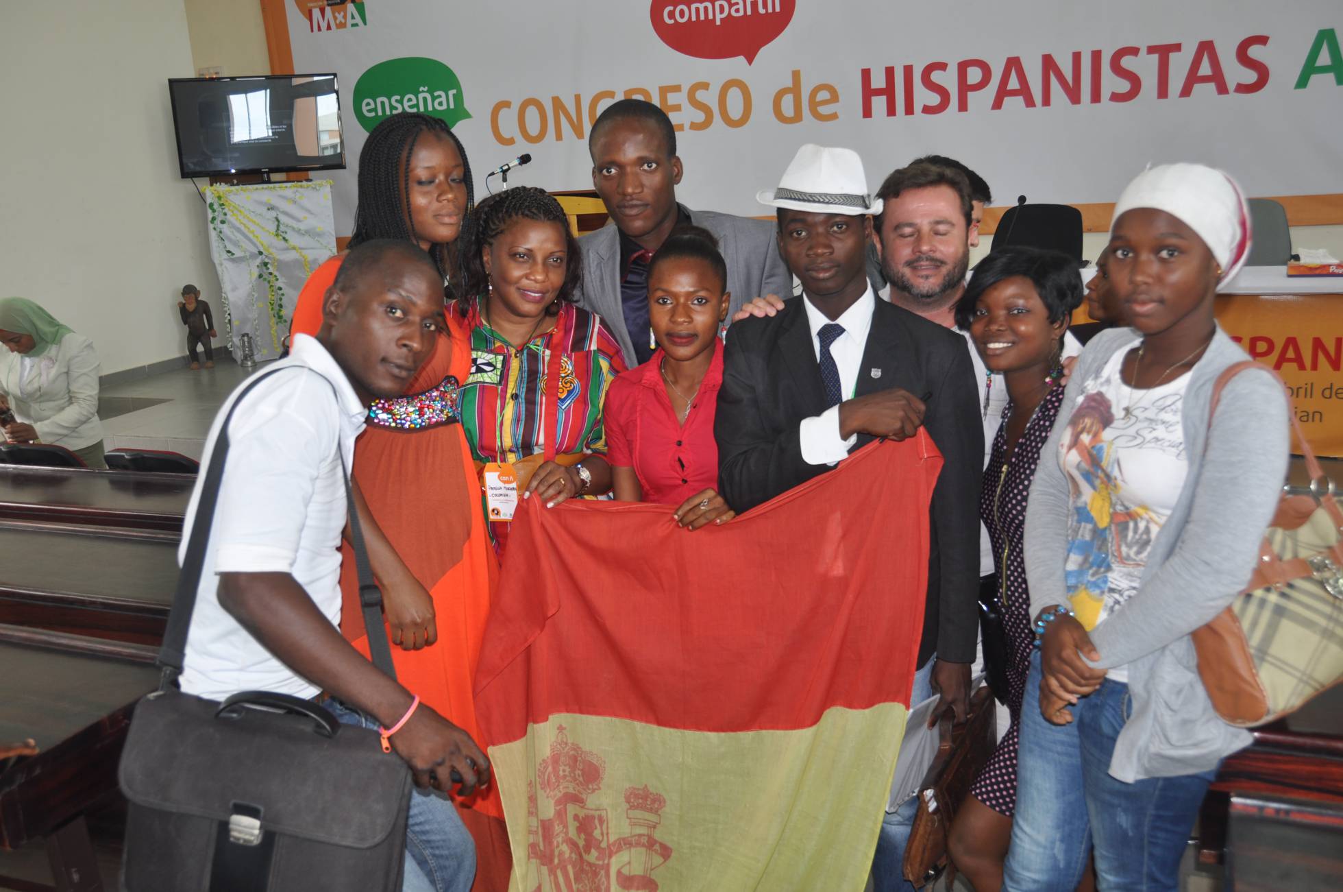 Grupo de estudiantes de español de la Universidad Félix Houphouët-Boigny, en Abiyán. Grupo de estudiantes de español de la Universidad Félix Houphouët-Boigny, en Abiyán.