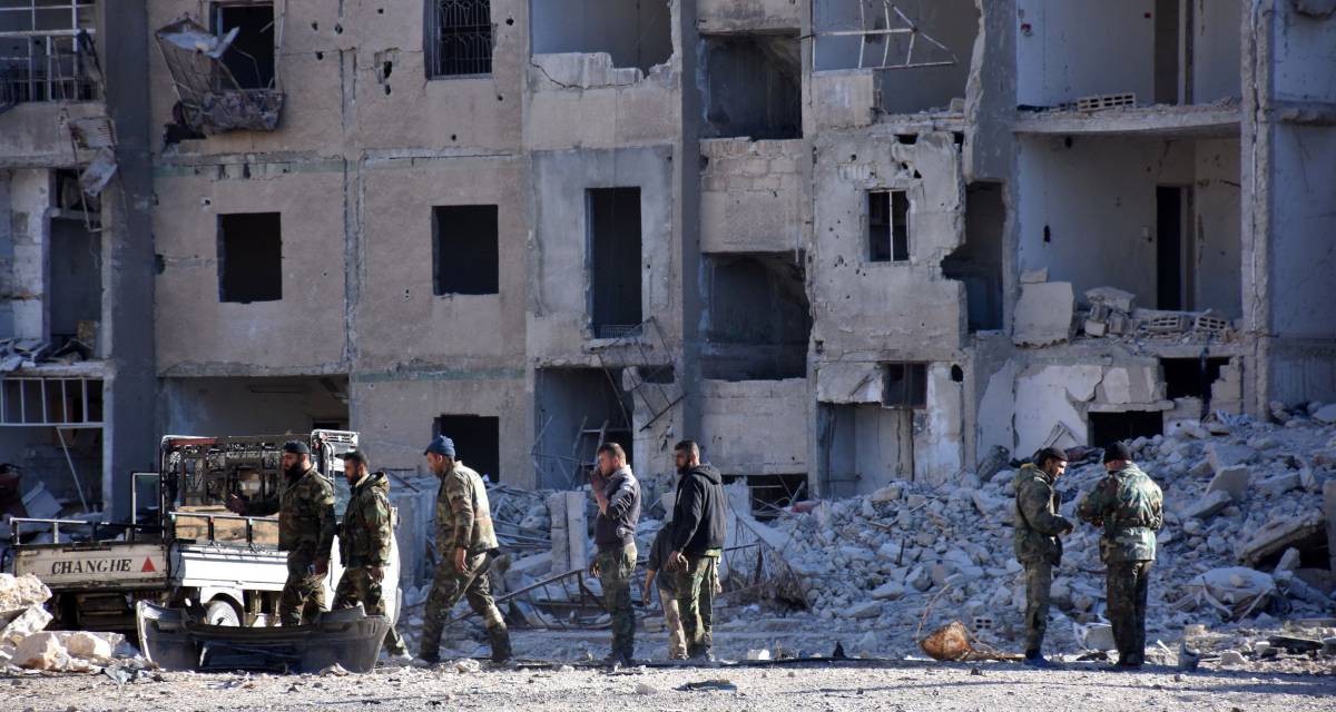 Fuerzas progubernamentales inspeccionan una zona en el este de Alepo tomada a los rebeldes.