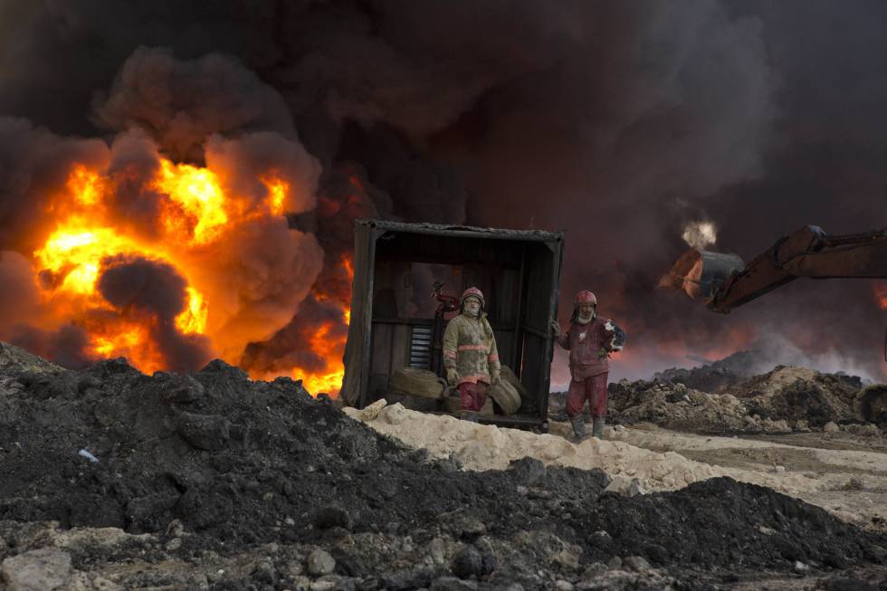 Bomberos trabajan para apaciguar un fuego provocado por militantes islámicos, en Qayara, al sur de Mosul (Irak). Bomberos trabajan para apaciguar un fuego provocado por militantes islámicos, en Qayara, al sur de Mosul (Irak).