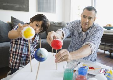 Por si no fuera suficiente con ayudar a los hijos, también hay deberes para padres Por si no fuera suficiente con ayudar a los hijos, también hay deberes para padres