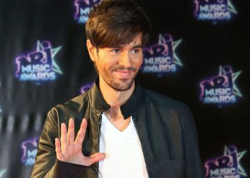 Enrique Iglesias detiene el tráfico para hacerse una foto con una fan Enrique Iglesias detiene el tráfico para hacerse una foto con una fan